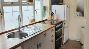 Beautiful 2 bedroom guest house with private pool in Lacock, Wiltshire - Image 3