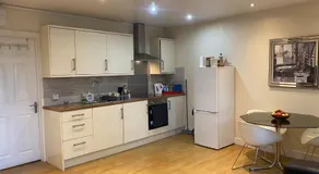 Cozy Apartment Retreat in High Wycombe - Image 3