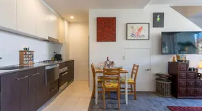 Elegant Apartment, Heart of Newtown with Secure Parking - Image 5