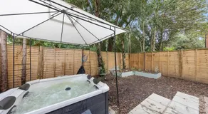 Luxury 4BR Home with Hot Tub, Sleep 8, Free Parking, Garden - Image 3