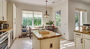 Great for Gatherings! Sleek & Relaxing Hialeah Gem - Image 5