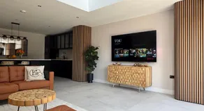 Modern Luxury Home with Spacious Garden close to Warner Bros Studio - Image 5
