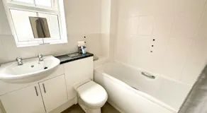 Stylish Village Townhouse w/ Parking – Near Leeds & York - Image 2