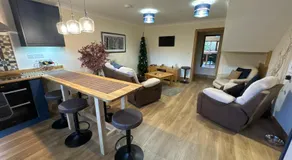 New city flat, 3 x double bed en-suite bedrooms, private kitchen & lounge, free private parking & own workspaces - Image 2