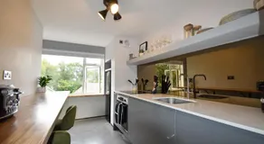 Modern Apartment Central Woodstock with Parking - Image 3
