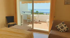 Spacious 2 bed beach house: stunning sea views - Image 2