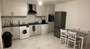 Lovely Hillingdon Family Holiday Home - 6 bedrooms - Image 3