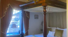 Parlors Hall Hotel - Image 2