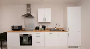 Stylish 1BR Sanctuary in Hull Centre Near Marina - Image 4