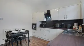 Stylish 3BR House - Sleeps 5 - Free Parking - Image 3