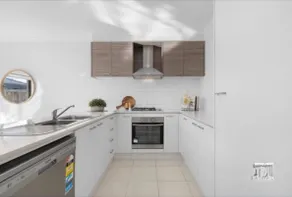 Home in thornhill park - west Melbourne - Image 5