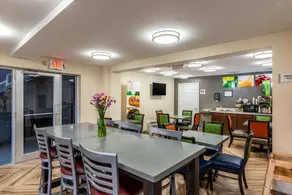 Q Inn - Image 2