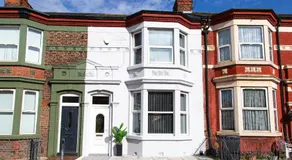 4 Bedrooms Spacious House With 2 Bathrooms Free Parking - sleeps up to 10 guests - Image 4
