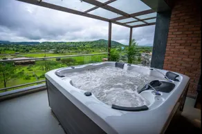 Evara Sky Jacuzzi Villa - Image 3