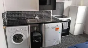 Cozy Studio in Oldbury with Extra Beds - Image 2