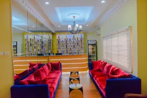 CribVille Hotel & Suites - Image 2