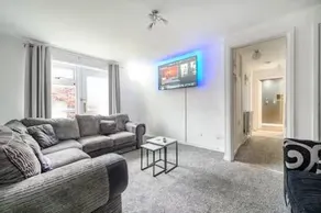 Bright Double Room LS16 Near Airport WiFi - Image 2