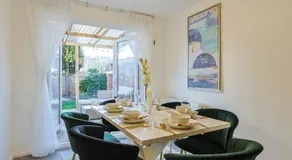 Luxury Heathrow House Garden Lounge 3Bed - Image 5