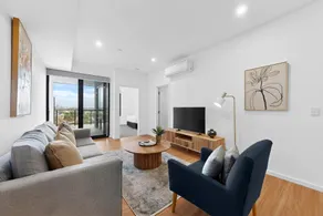 Stylish 2 Bed Apartment with New Furnishings - Image 2