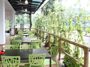 Peach Hill Hotel & Cafe - Image 2