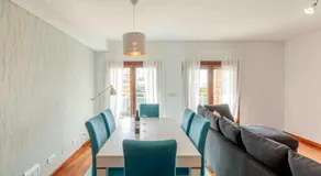 Modern 2 bedroom apt 20 min from city center - Image 4