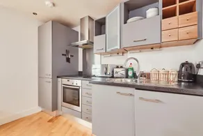 Leeds Dock Apartment - Image 4