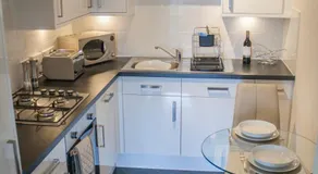 Lexington Apartments, entire apartment, sea view, private parking, wifi - Image 3