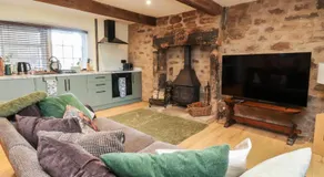 The Snug- A beautiful and characterful property connected to a historic Georgian Manor House - Image 2