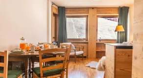 HelloCHALET TrackSide House - Ski-In Ski-Out Apartment on the Cretaz Slopes - Image 4