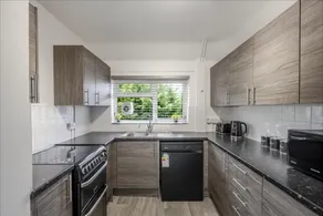 Chic & Cosy 2 Bed Maisonette with Freeparking near Chelmsford City Centre - Image 4