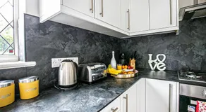 Central Leamington Spa House with Free Parking, Fast Wifi, Smart TV with Free Netflix and Garden by Yoko Property - Image 5