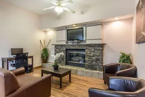 Econo Lodge Inn & Suites - Image 3