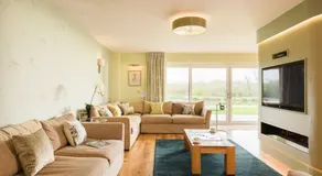 Herons House Sleeps 12, heated Pool, hot tub, sauna, games room 5 Star! - Image 2
