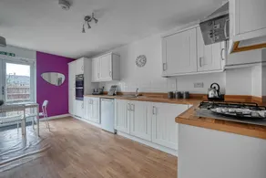 Beautiful 5 Bed House Free WIFI - Image 5