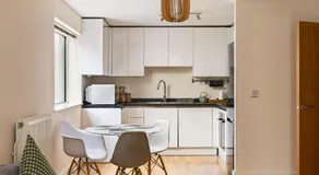 Stylish Greenwich Apartment with Balcony And River Views - Image 4