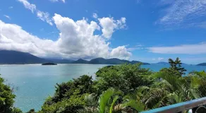 Suítes privativas com Ar, Frigobar e TV - apenas 300m da Praia da Maranduba - Image 2
