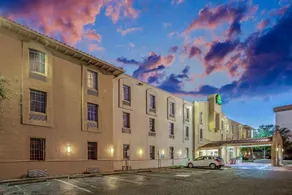 La Quinta Inn & Suites Houston Greenway Plaza Medical Area - Image 4