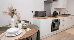 Stylish 1BR Sanctuary in Hull Centre Near Marina - Image 5