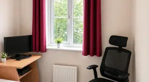 Relaxing room in E16 - minutes from ExCeL-Elizabeth Line - Image 3