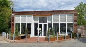 Bungalow con terraza y jardín - Image 5