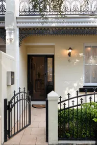 Beautiful Terrace Home With Courtyard - Image 5