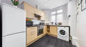 Immaculate 2BR London Flat with King Bed-Parking Available-Sleeps 6-20 Percent OFF Off Long Stays! Perfect for Families, Contractors & Couples! - Image 3