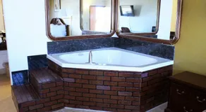 Royal Inn & Suites - Image 2