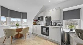 2 Bed Penthouse Apartment with Free Parking - 200m to Beach - 5 Mins From Town Centre - Ideal For Contractors - Image 2