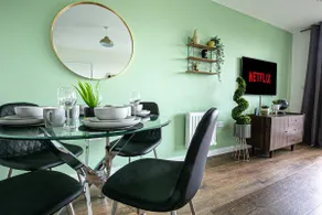 Penthouse Apartment - City Centre - Parking, Balcony, Self-Check-In, Fast Wifi and Smart TV with Netflix by Yoko Property - Image 5