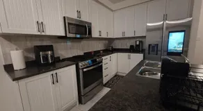 Elegant 3BR Kleinburg Townhouse Free Parking Wifi Full Kitchen Laundry Near Canadas Wonderland - Image 4