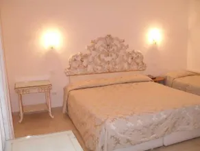 Residenza Due Torri check in presso HOTEL CENTRALE Vicolo Cattani 7 - Image 2