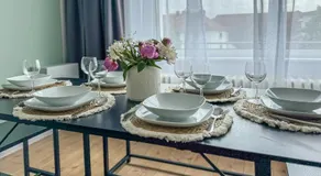 ImmoStay G#1 Ferienhaus - Parken & WiFi, 2 Balkone und 2 Bäder,4K - Image 2