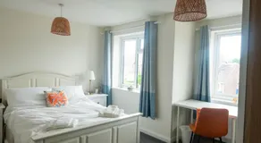 Spacious room in family home with private jacuzzi bath near Legoland, Windsor, Bray - Image 4