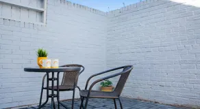 4 Bedrooms Spacious House With 2 Bathrooms Free Parking - sleeps up to 10 guests - Image 5